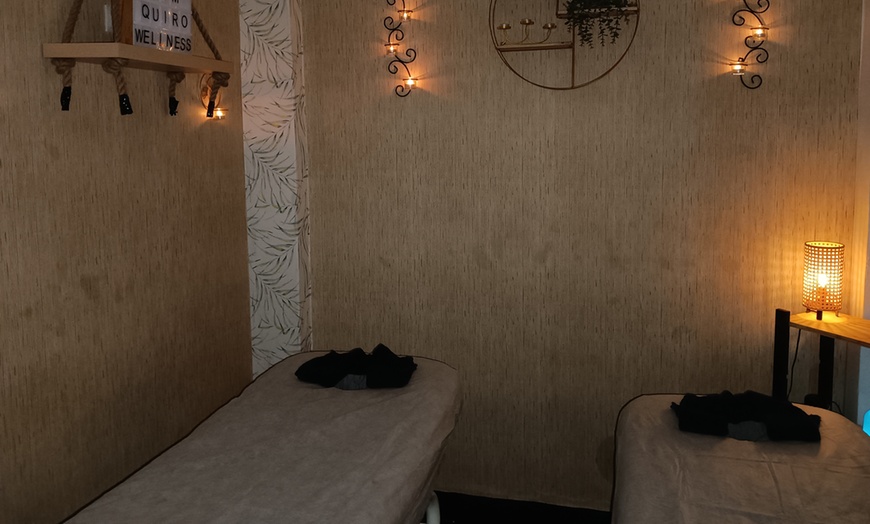 Image 2: Masaje en pareja 60 minutos, jacuzzi 30 minutos, cava y bombones
