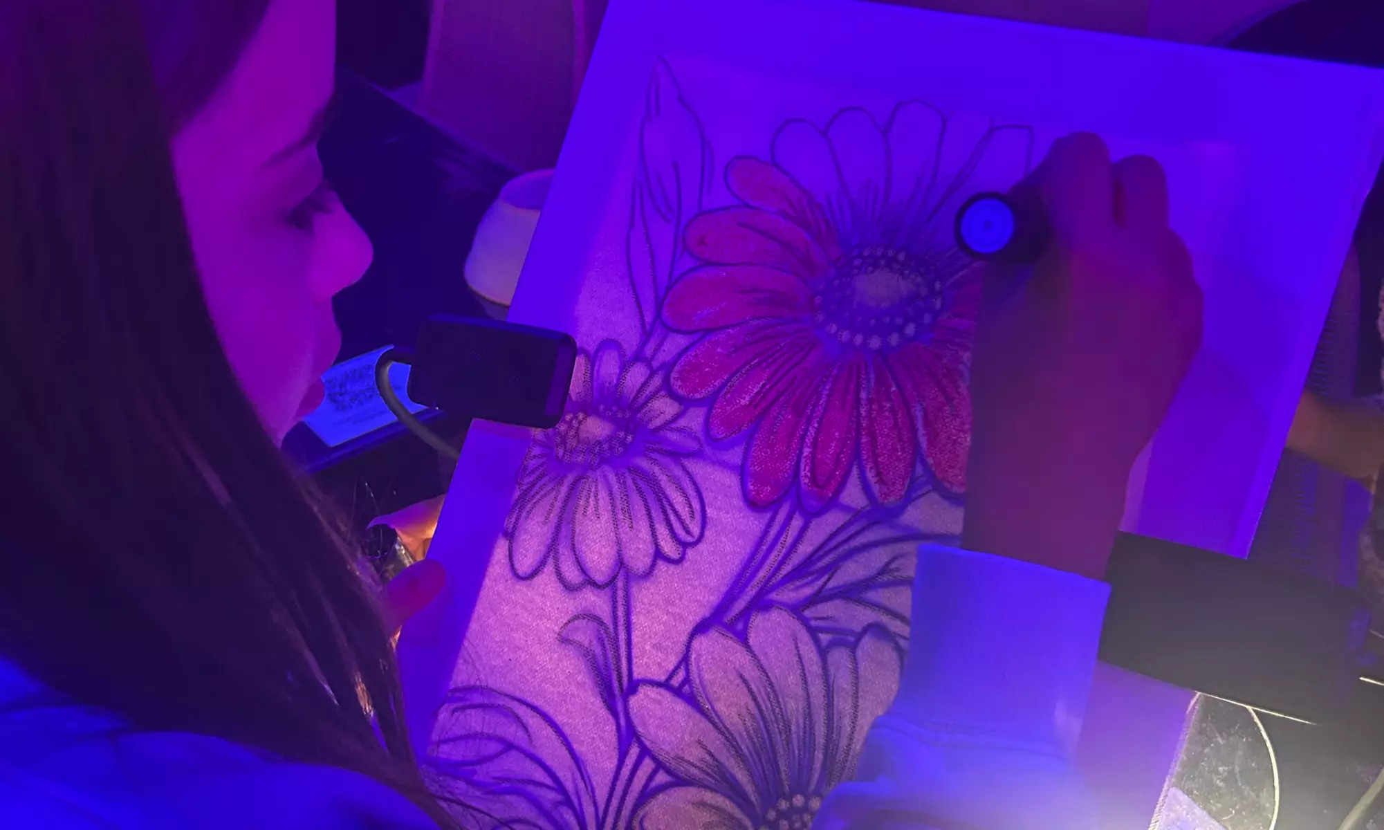 Taller de pintura de neón en lienzo con bebida y cheesecake