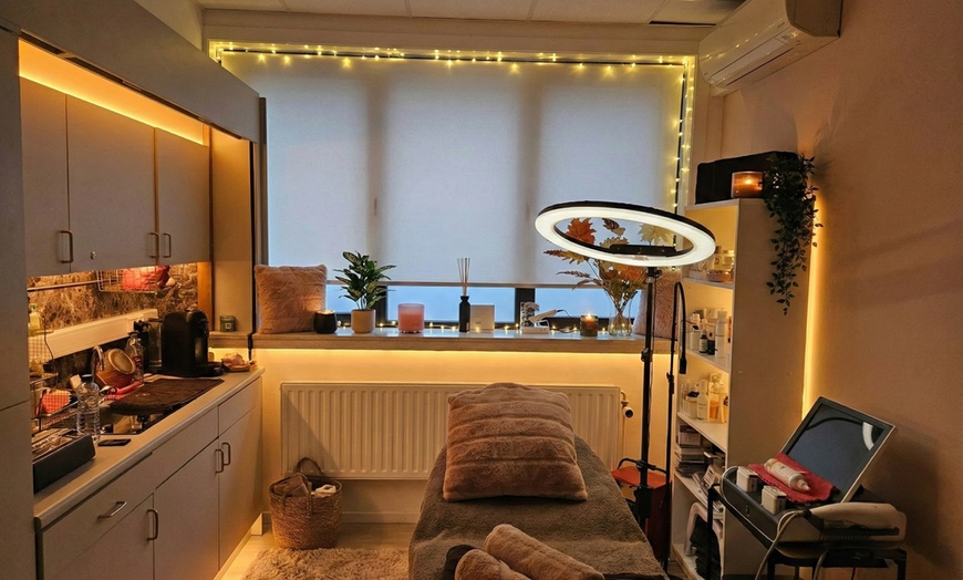 Image 2: Séance d'extension de cils UV chez Fountain Of Youth