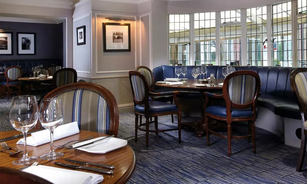 Chester: Spa Stay for 2 with Breakfast, Prosecco & 25-Minute Treatment