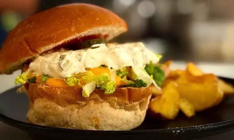 Buffet libre de entrantes y burgers para 2 personas con bebida