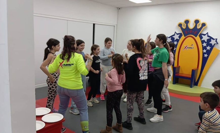 Image 8: 1 o 2 horas de saltos en camas elásticas