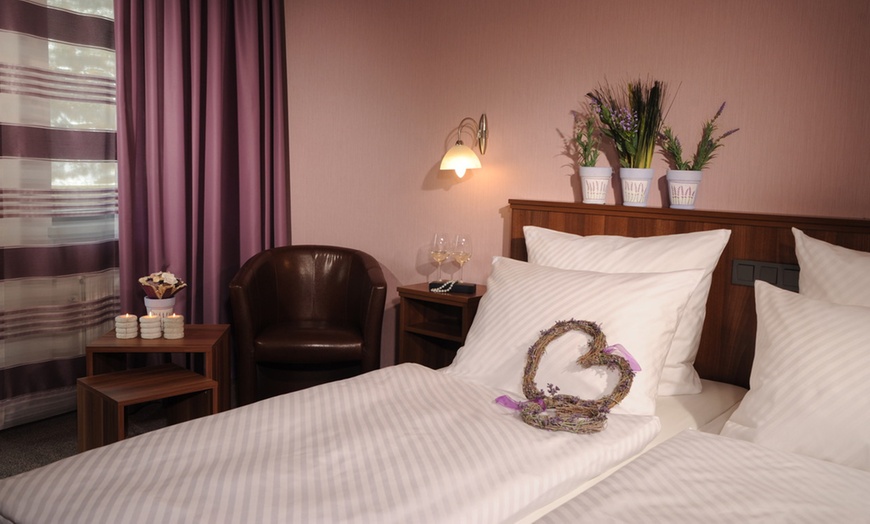 Image 9: Mosel: Doppelzimmer mit Frühstück, Kuchenbuffet und Bio-Sauna