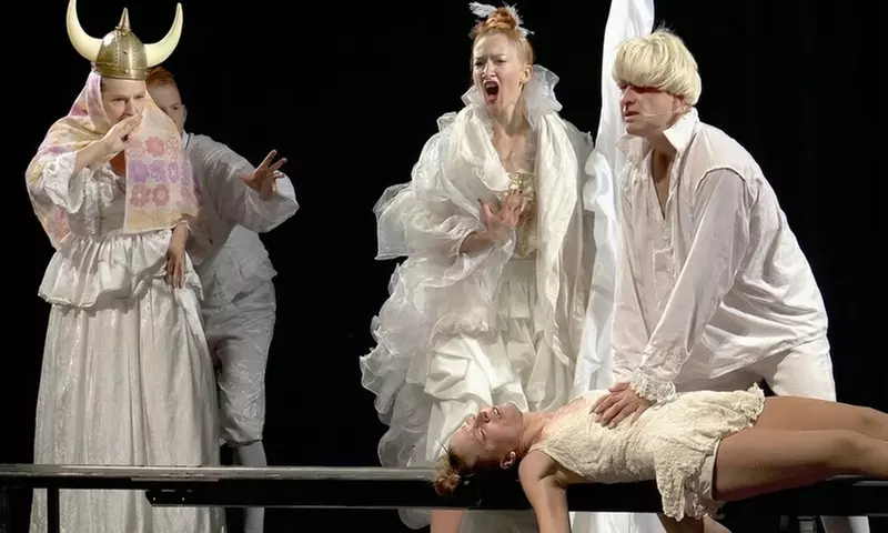 1 Ticket für „Die Aristokraten“ vom 30.04. bis 03.05.