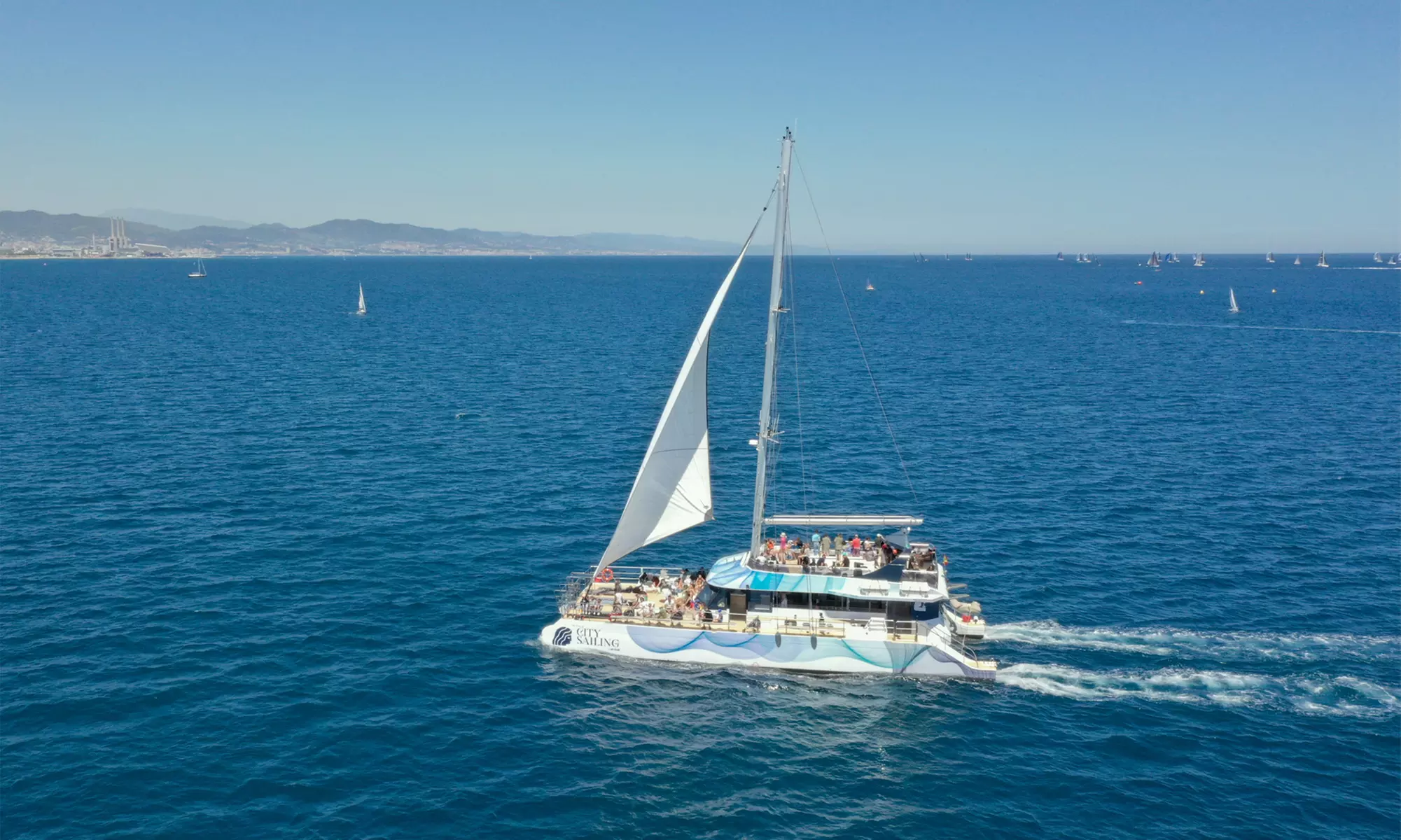 Paseo de 1 hora en catamarán a vela por la costa de Barcelona
