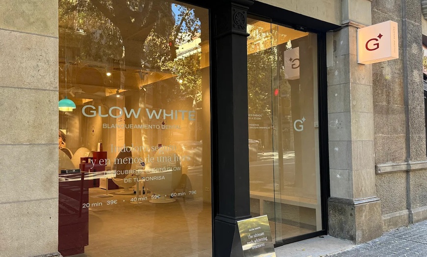 Image 12: Tratamiento blanqueador con gel de un mes y luz LED con férula