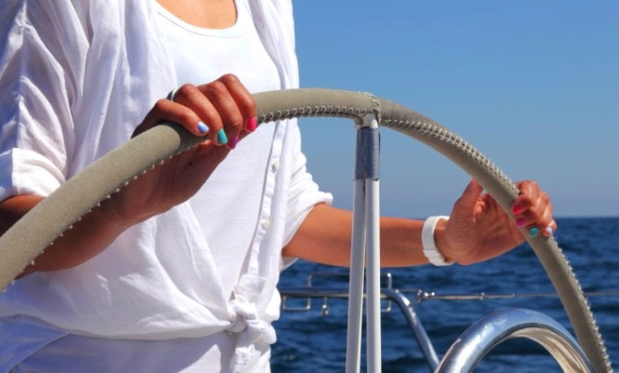Image 1: Taller de navegación a vela por Barcelona para 1 o 2 personas