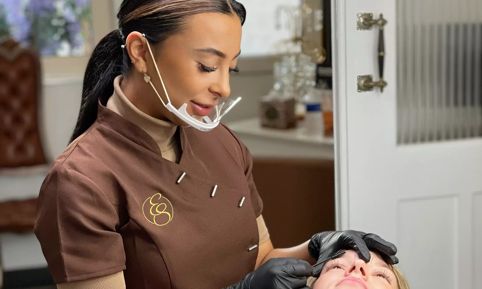 Je wenkbrauwen zijn de lijsten van je ogen: browbehandeling naar keuze