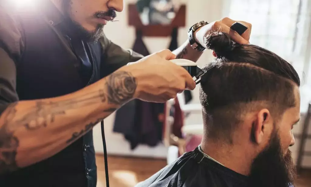 Sesión de peluquería masculina con arreglo de barba y vapor de ozono