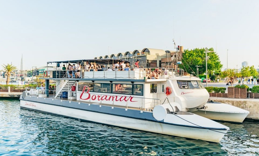 Image 1: Paseo en catamarán de 90 minutos con baño en alta mar y 1 bebida