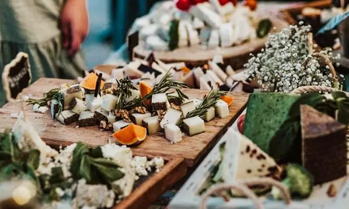 Menu de caldero con entrantes, principales, postres y bebidas