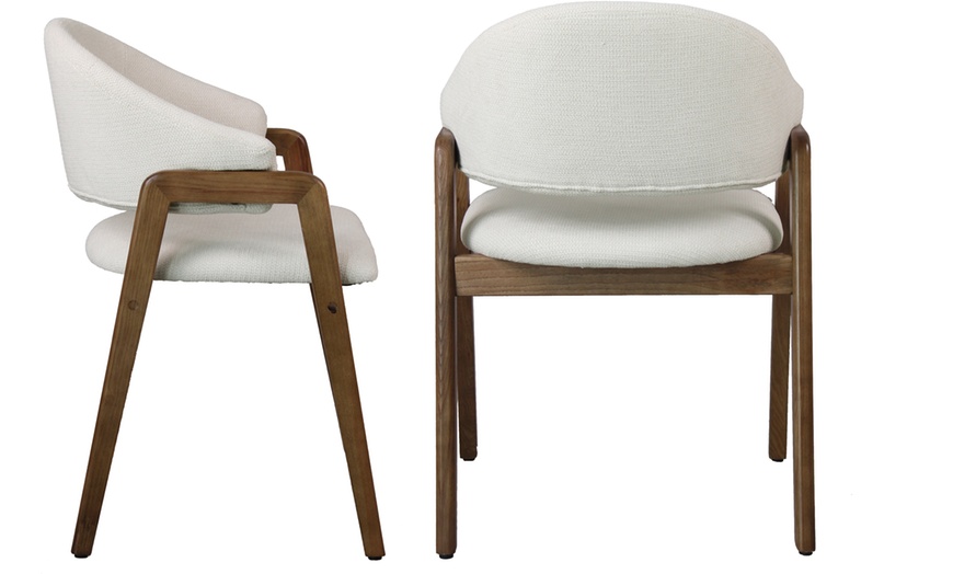 Image 17: Sillas de comedor tapizadas con patas de madera Woolden, de Doosense