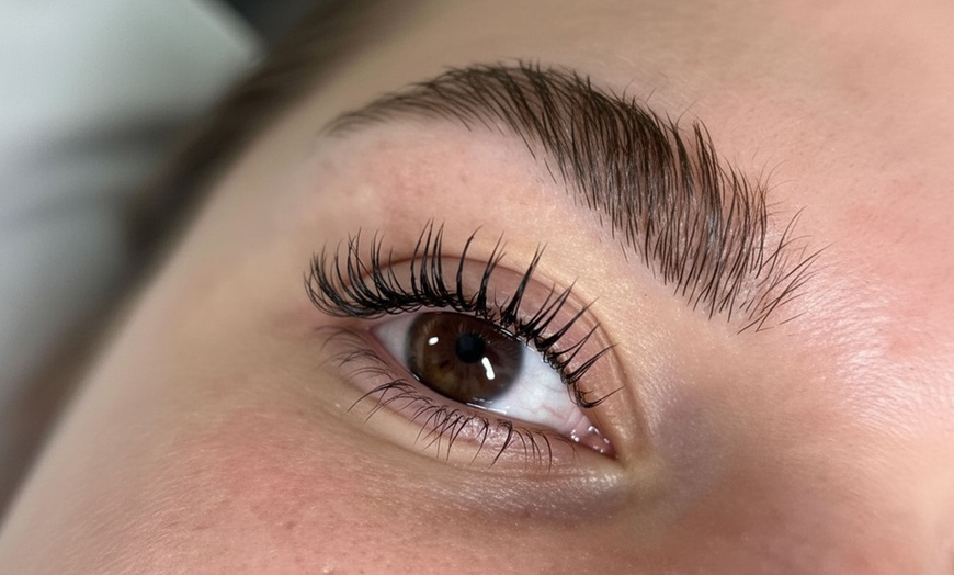 Image 5: Pestañas y cejas definidas con lifting, tinte o laminado