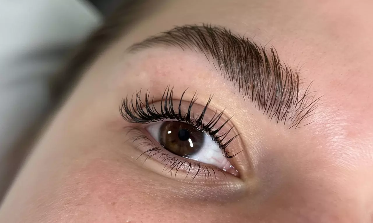 Pestañas y cejas definidas con lifting, tinte o laminado