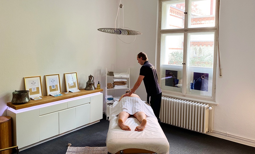 Image 1: 30 Min. oder 60 Min. finnische Ganzkörper-Massage für 1 Person