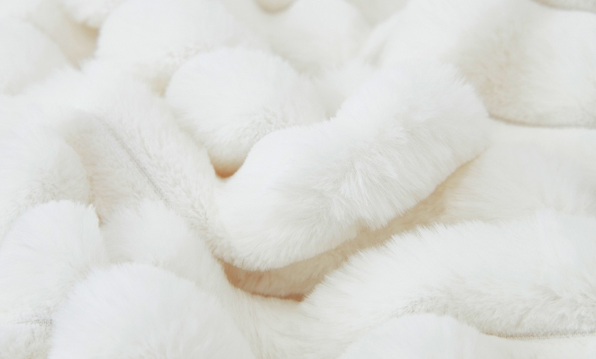 Image 4: Faux Rabbit Fur Plush Ribbed Duvet Set