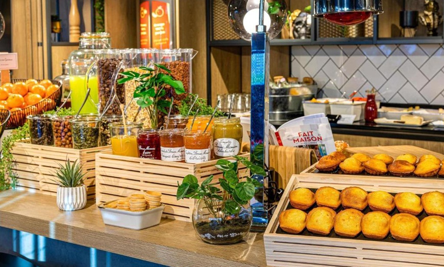 Image 8: Lille : chambre double standard avec petit-déjeuner et vin/bière  