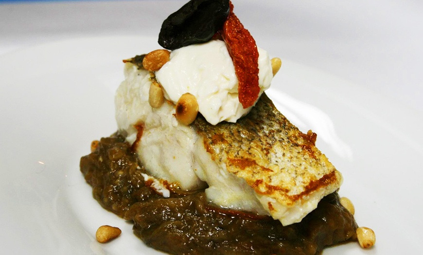 Image 11: Menú degustación de tapas o prémium con botella de vino para 2 o 4 