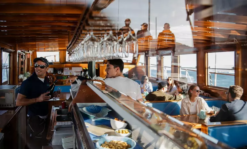 Image 5: Paseo en barco de madera con tapas y bebidas para 1 o 2 personas