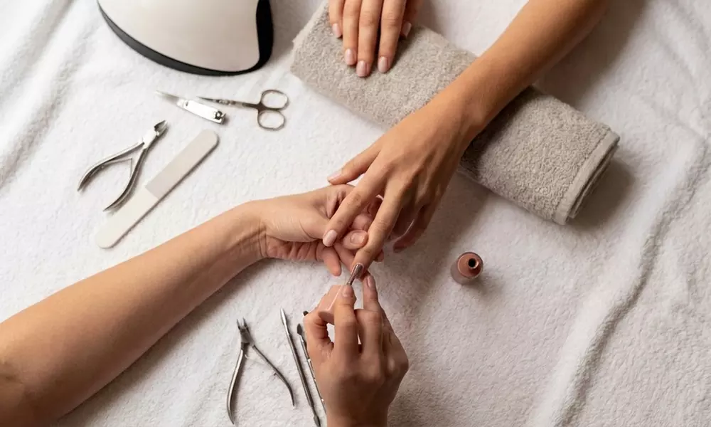 Klassische oder Shellac-Maniküre und/oder klassische Pediküre, opt. mit Lack für 1 Person (bis zu 34% sparen) - Primary Image