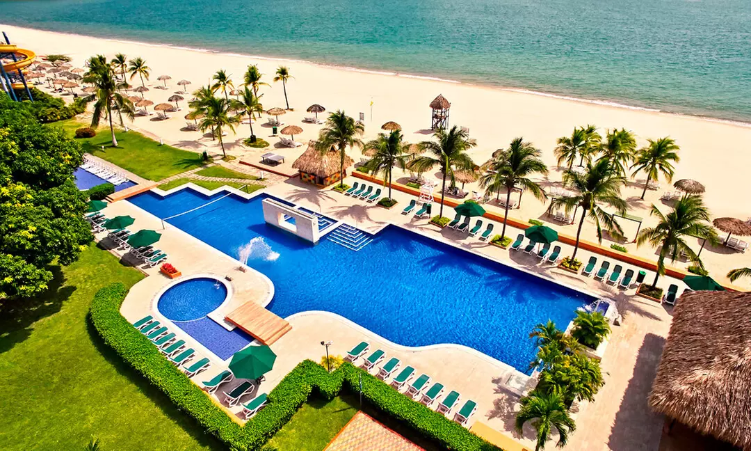 ✈ 5-Night Part All-Inclusive Panama Vacation with Air –Travel by Jen