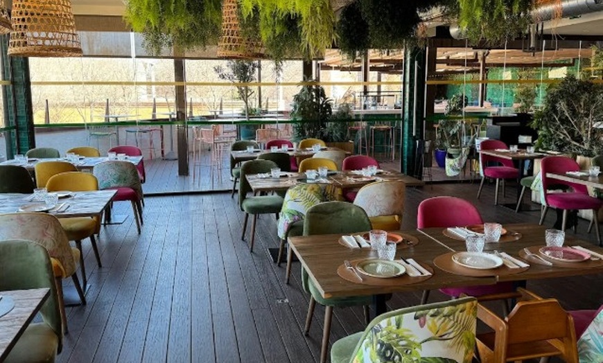 Image 18: Menú mediterráneo con postre y bebida o botella de vino para 2 o 4