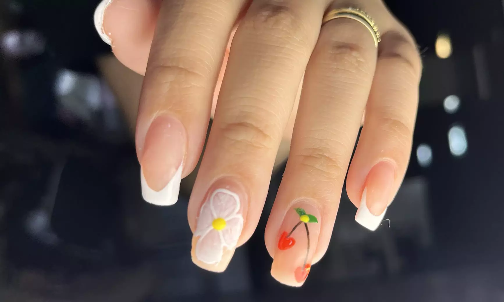 Manicura y pedicura con esmaltado normal o semipermanente