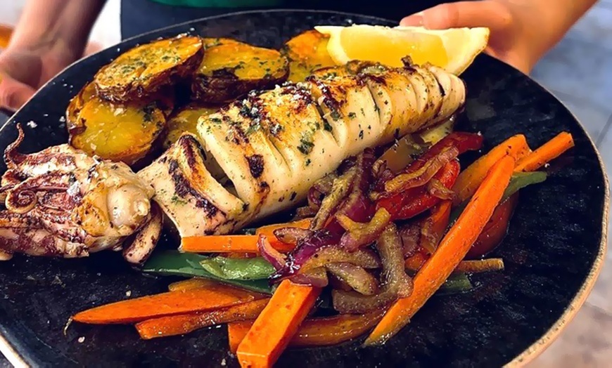 Image 16: Menú con gran variedad de platos y copa de vino para 2 o 4 personas