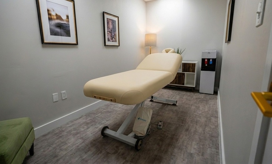 Image 4: 60- or 90-Minute Swedish Massage with Aromatherapy & Towel Therapy