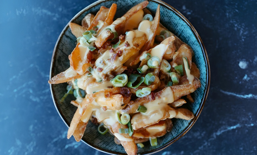 Image 6: Bon Bini! Caribische spareribs met saus, friet en drankje