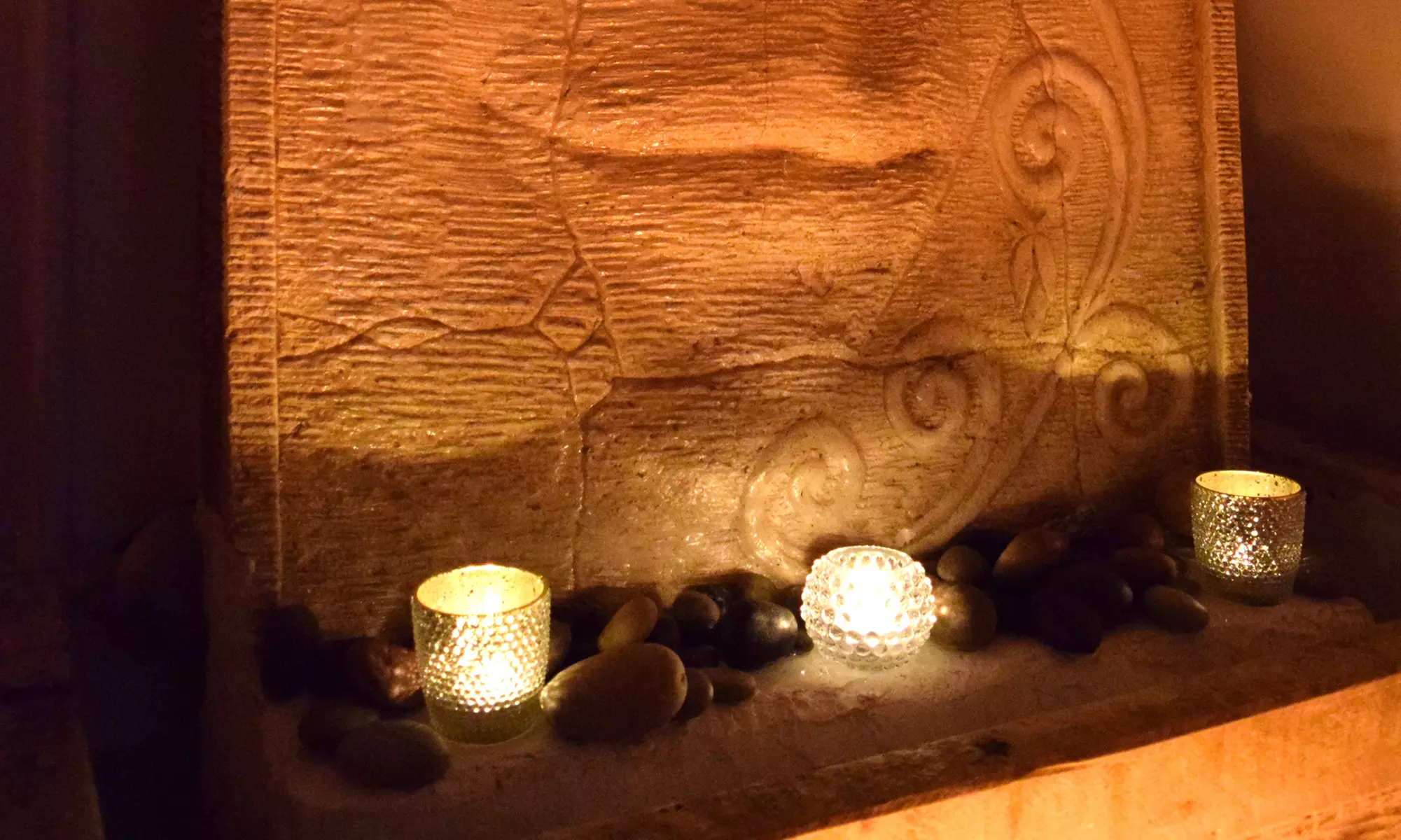 Ritual oriental en pareja con cava y bombones en barrio de Salamanca