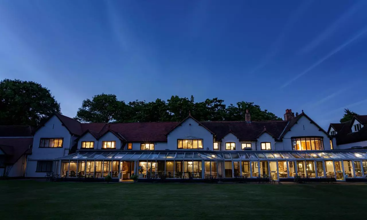 Chester: Spa Stay for 2 with Breakfast, Prosecco & 25-Minute Treatment