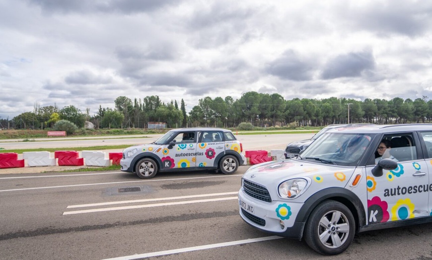 Image 13: Curso de conducción para 1 niño con simulador, gafas y buggies