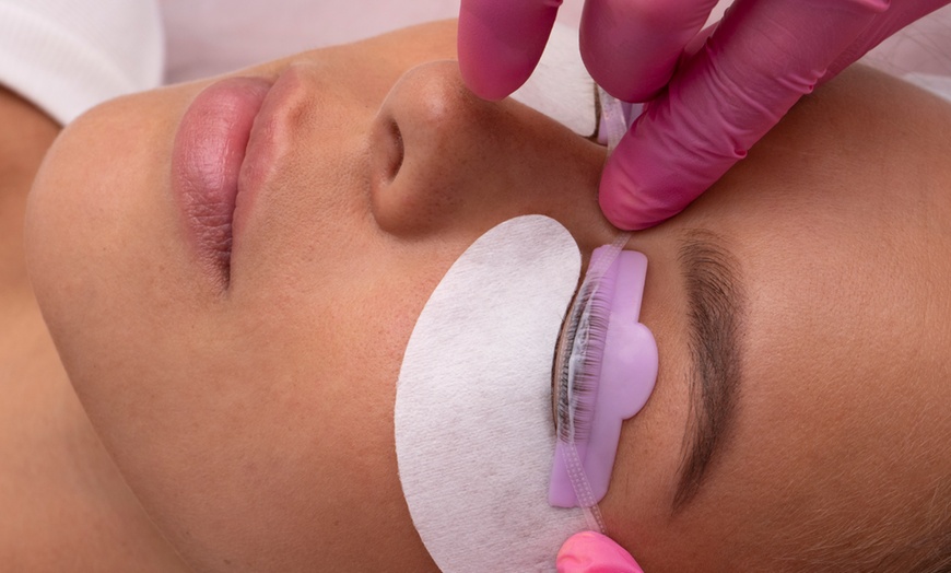 Image 4: Lifting y tinte de pestañas con opción a visagismo y laminado de cejas 