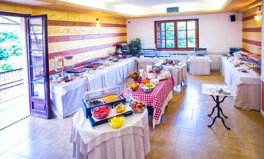 Image 9: Pozzolengo: camera Economy con mezza pensione per 2 persone