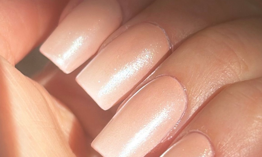 Image 6: Pose vernis semi-permanent sur mains et/ou pieds avec Anne Rzo Beauty