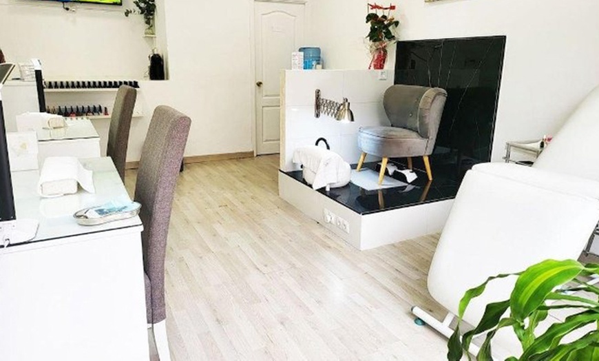 Image 1: Sesión de manicura y/o pedicura con esmaltado normal o semipermanente