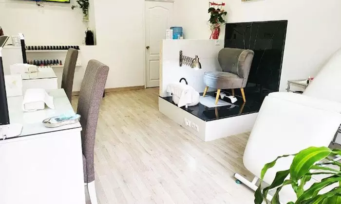 Sesión de manicura y/o pedicura con esmaltado normal o semipermanente