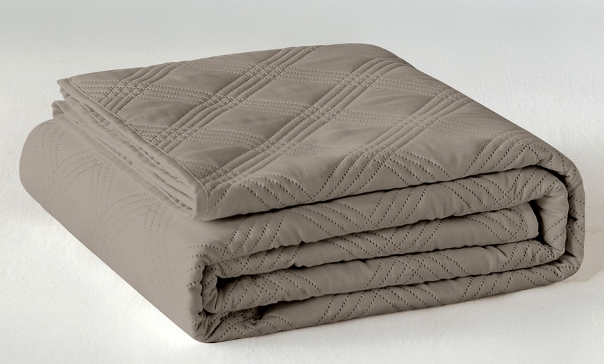 Image 2: Colcha matrimonial de raso