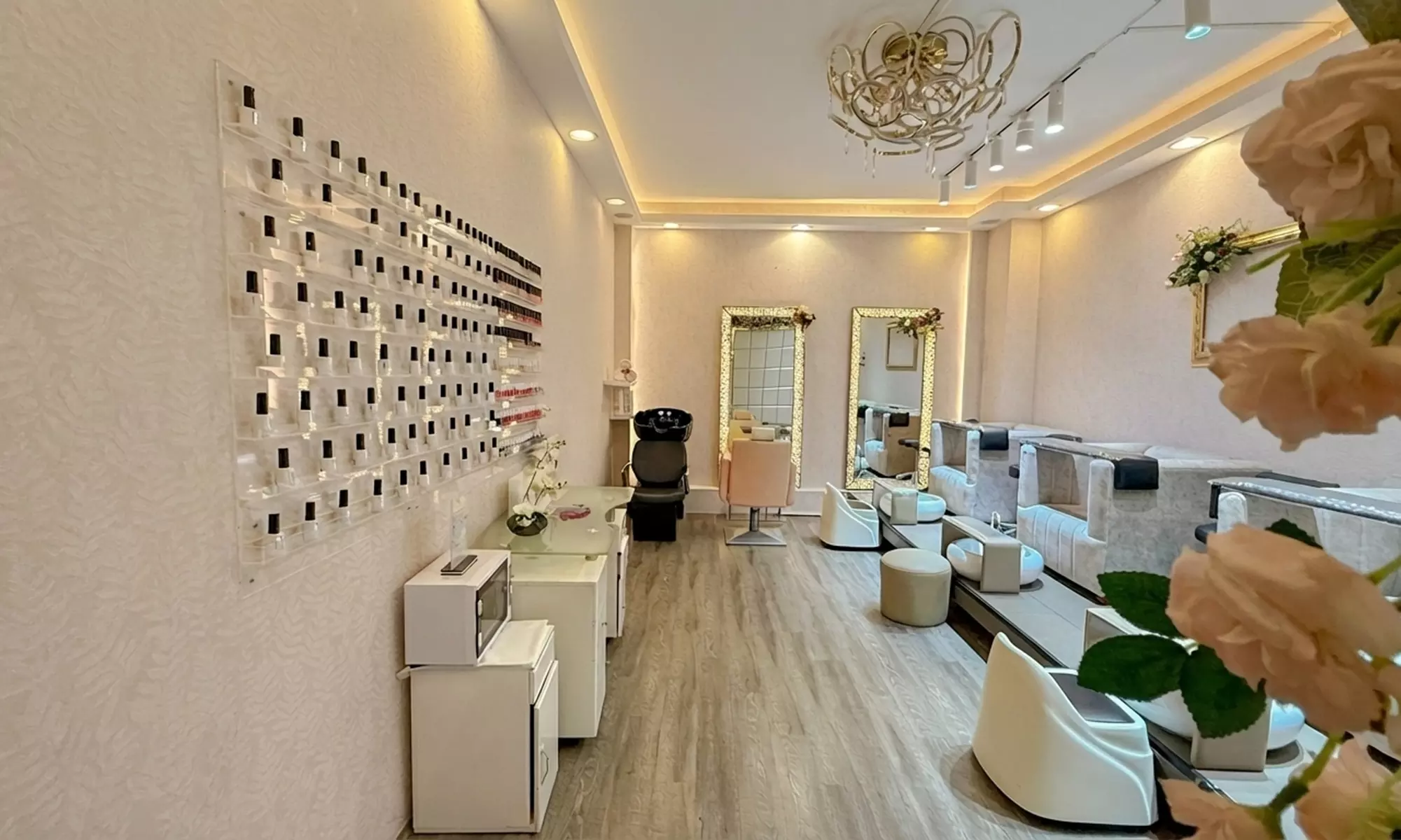 Get a Full Set of Natural 2D/3D or Russian Mega Volume Lash Extensions