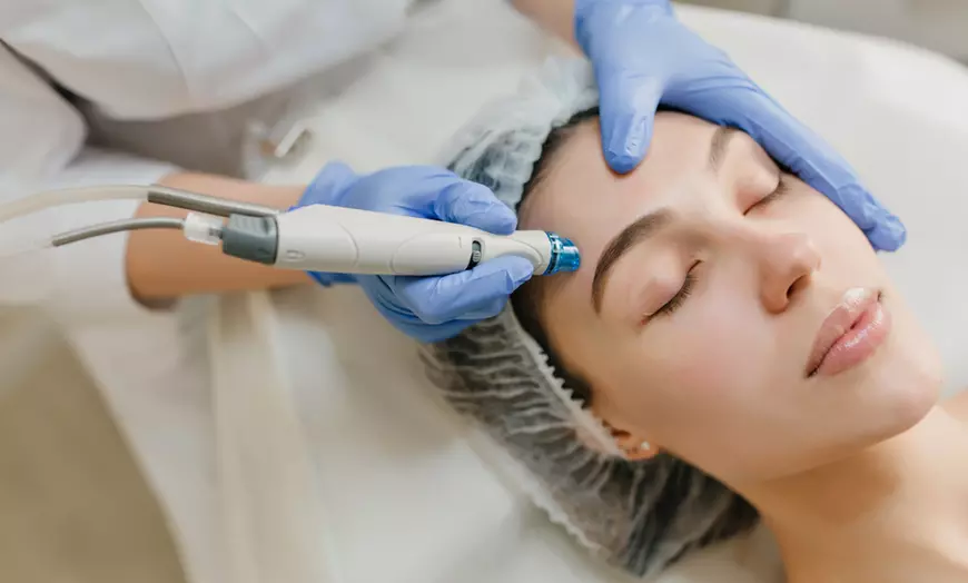 Image 1: Stralende huidboost met een hydrafacial-behandeling