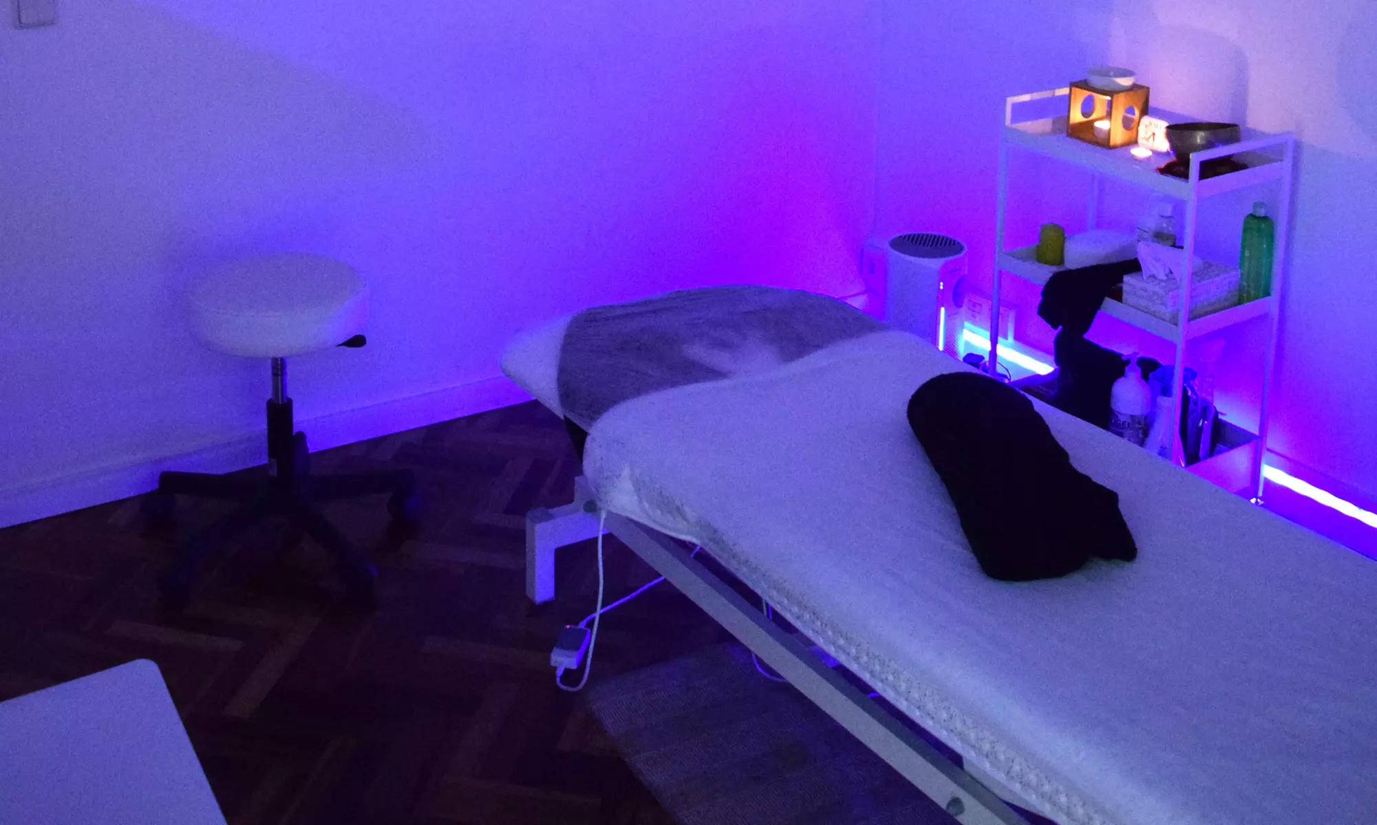 Ritual oriental en pareja con cava y bombones en barrio de Salamanca