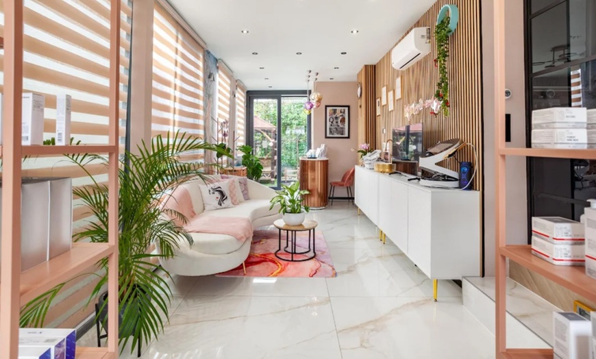 Image 2: Luxe huidverbeterende behandeling naar keuze