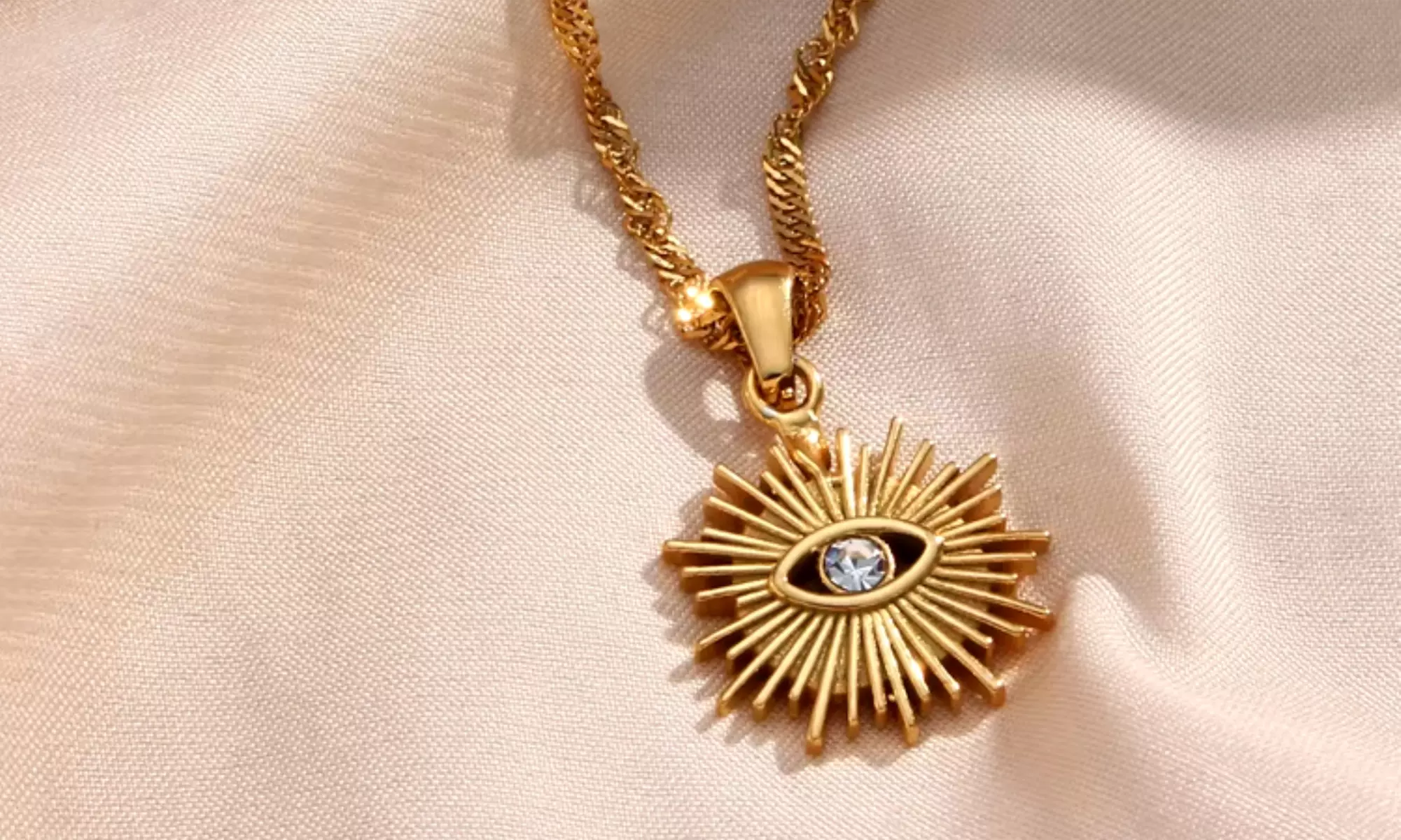 Collier doré soleil et œil