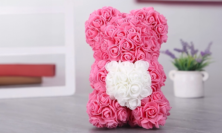 Image 23: Ours en peluche en rose artificielle