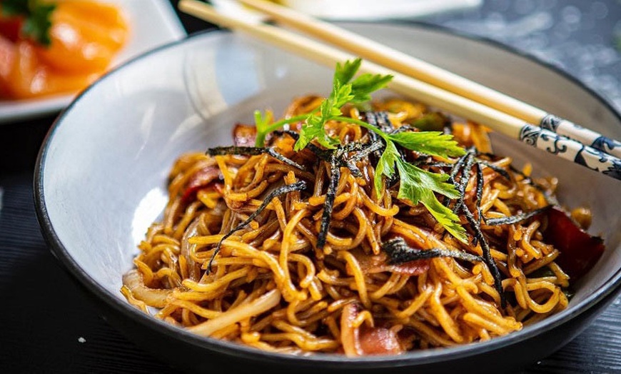 Image 13: Menú japonés para 2 o 4 personas con opciones clásicas o gourmet