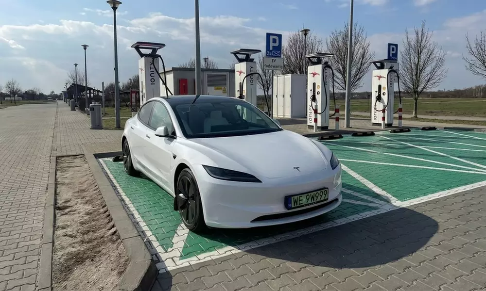 Jazda Teslą 3 Highland po ulicach Warszawy: przetestuj auto z profesjonalnym kierowcą – Apollo Idea - Primary Image