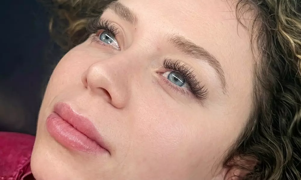 Full Set of Classic /YY, or Hybrid /Volume Eyelash Extensions