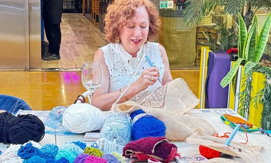 Image 9: Taller para crear tu bolso personalizado con barra libre de vino