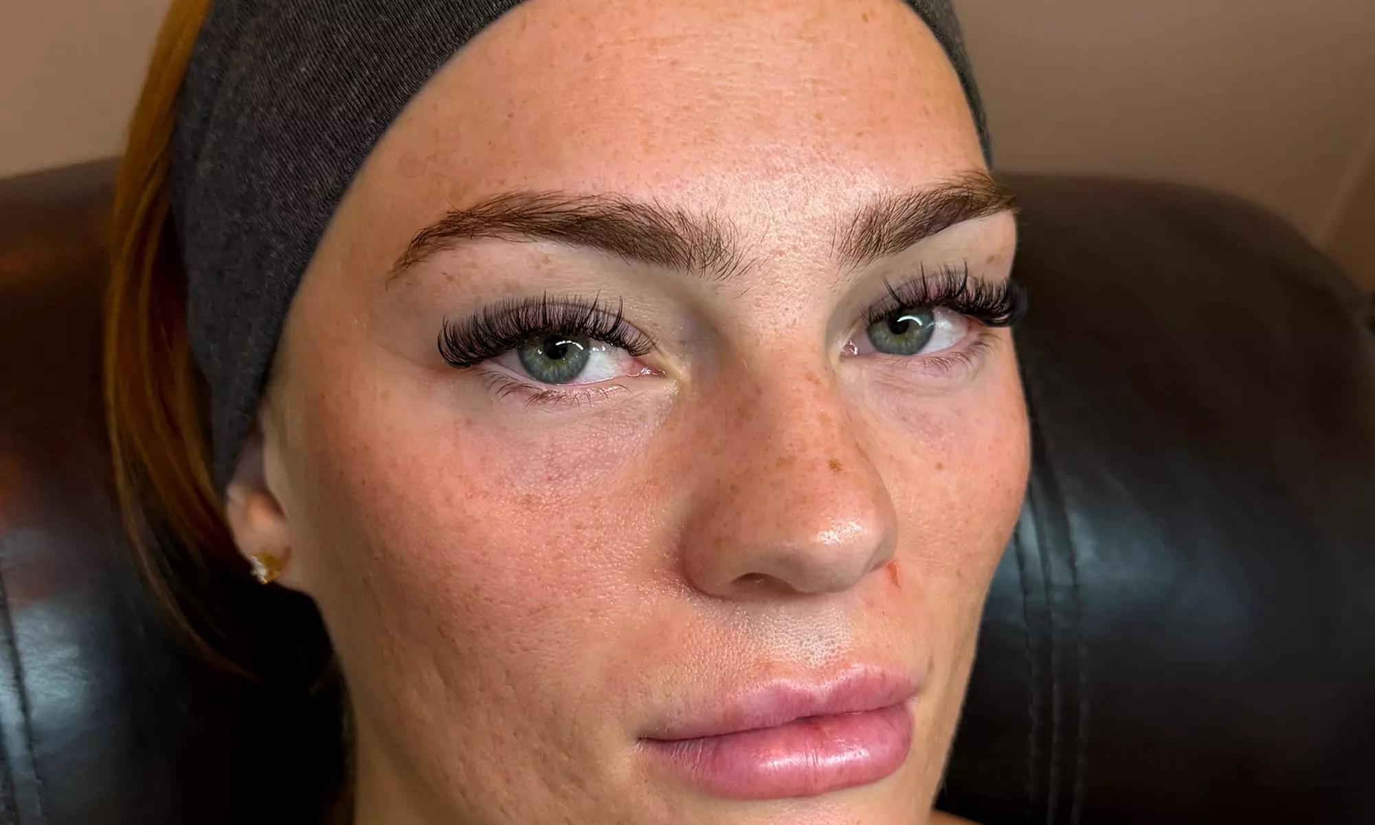 Renew w/ Full set Classic or Hybrid Eyelash Extensions w/ 2 week Fill